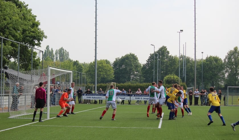 SVM mag een hoekschop nemen; is hier sprake van strafbaar hands? (foto Nanne de Vries)