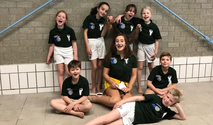 Staand: Sanne Netto, Amina Arab, Emily Dawson en Roos Appeldoorn en zittend: Bosco Sanders, Yara van der Veen, Quincy Postma en Bram Nagtegaal liggend op de voorgrond. Broers Christiaan en Simon Milojevic staan niet op de foto, zij waren verhinderd.