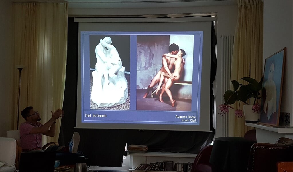 Kunsthistoricus Krzysztof Dobrowolski (met gebroken been) vertelt over Erwin Olafs 'De kus' (rechts), vrij naar Rodin (links).