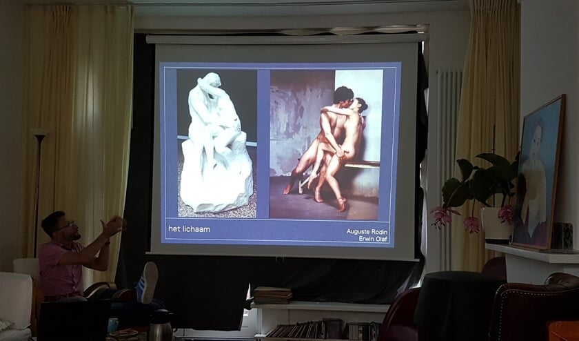 Kunsthistoricus Krzysztof Dobrowolski (met gebroken been) vertelt over Erwin Olafs 'De kus' (rechts), vrij naar Rodin (links).