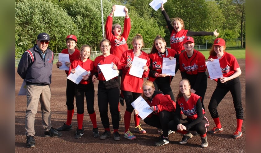 De Centrals is een aantal gediplomeerde umpires rijker.