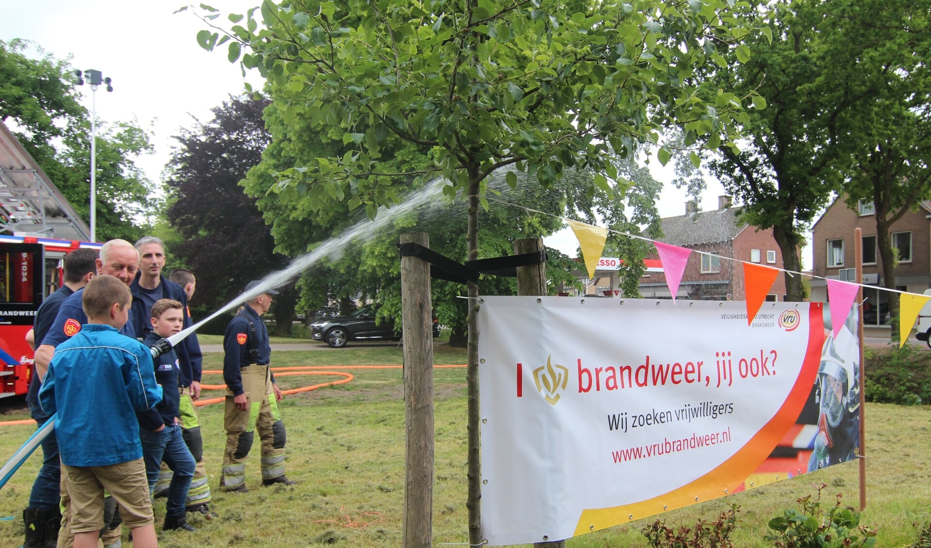 Dit jaar demonstreerde de brandweer van Maartensdijk hun nieuwe blusvoertuig, mochten kinderen de proef op de som nemen en werd er expliciet naar nieuwe medewerkers gezocht. .