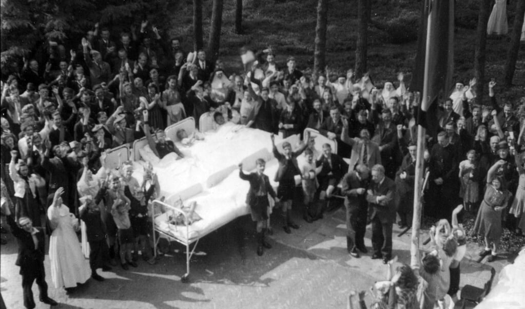 De bevrijding werd ook op het terrein van sanatorium Berg en Bosch gevierd. (foto uit de digitale verzameling van Rienk Miedema)