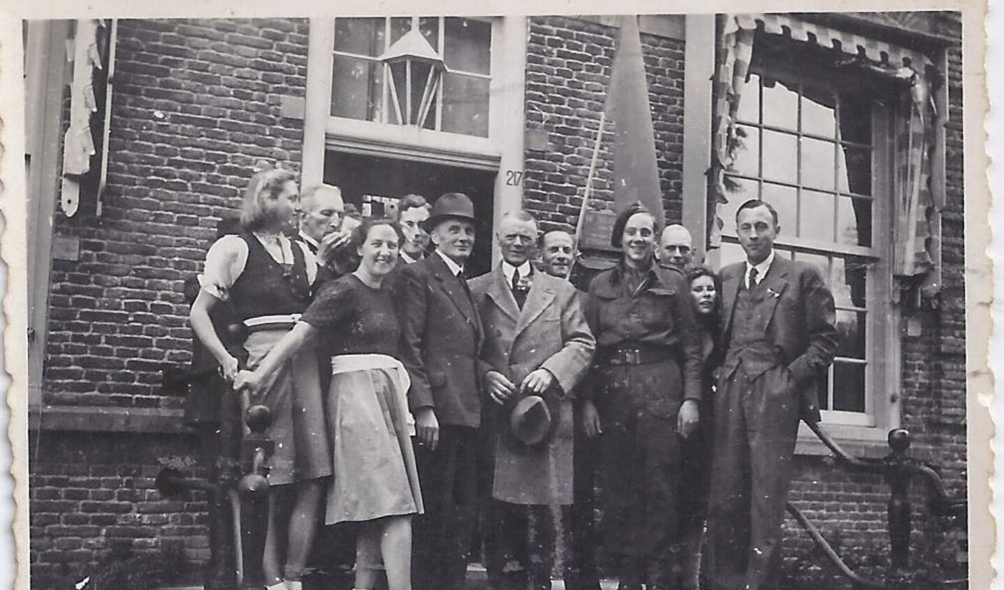 Kort na de bevrijding voor het Maartensdijkse gemeentehuis met o.a. waarnemend burgemeester Udo (hoed in de hand). (foto uit de collectie van Koos Kolenbrander)
