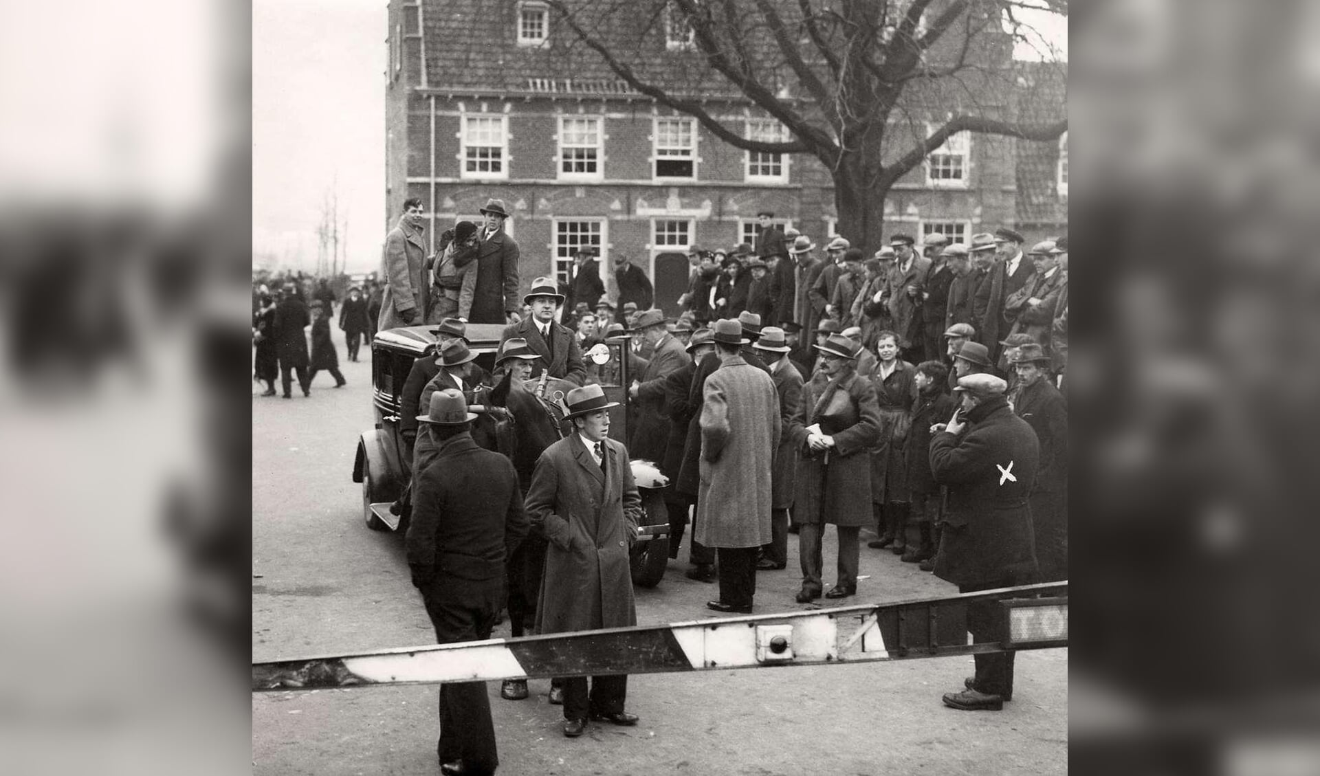 De Bestorming van de tol te Maartensdijk, 30 november 1931. Automobilisten die niet of te weinig wilden betalen, werden tegengehouden door tolgaarder Van Rooijen (met kruis).