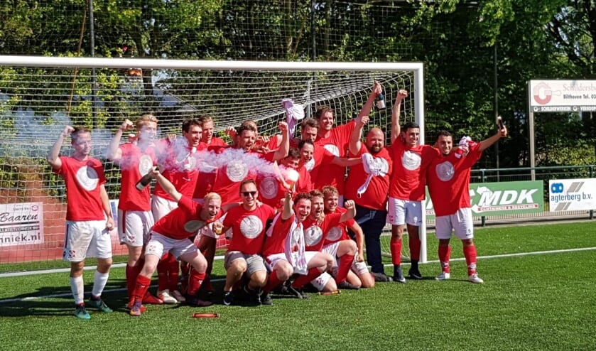 Enthousiasme bij het team van FC De Bilt 5 na het behalen van het kampioenschap.