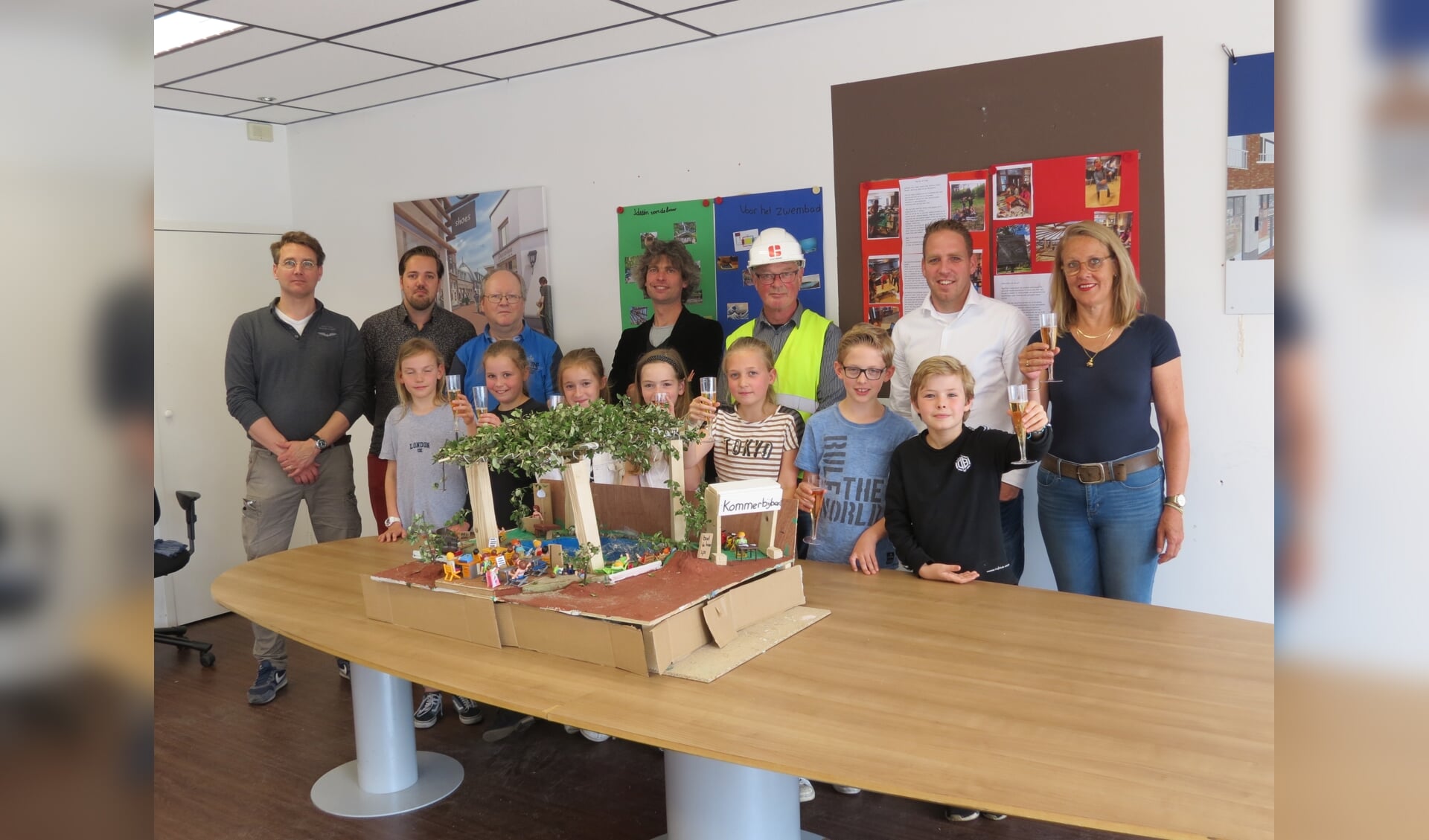 De ontwerpers van het Kommerbijbad met medewerkers van de bouwontwikkelingen in Bilthoven.