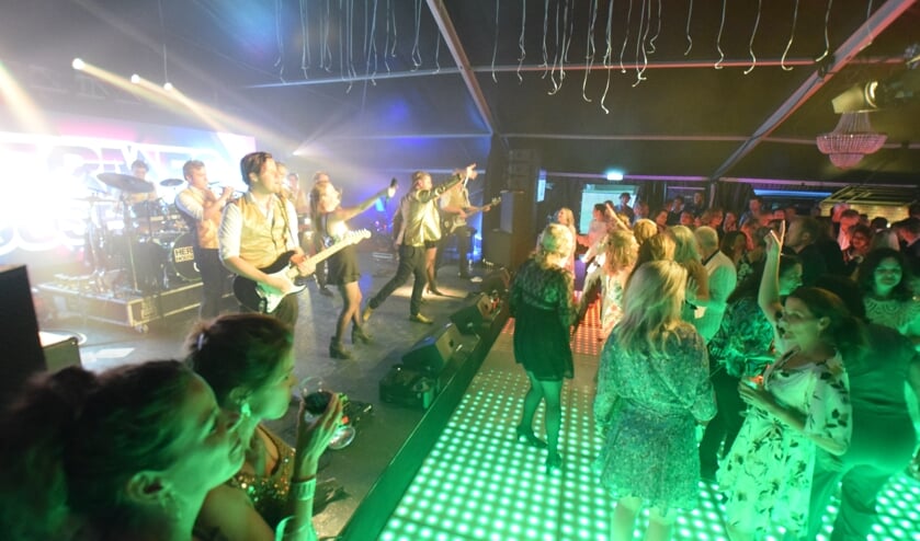 Op muziek van de Hermes House Band gaat het feest nog lang door.