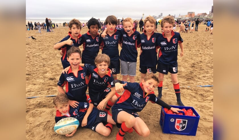 U10 team op het Scheveningse strand.
