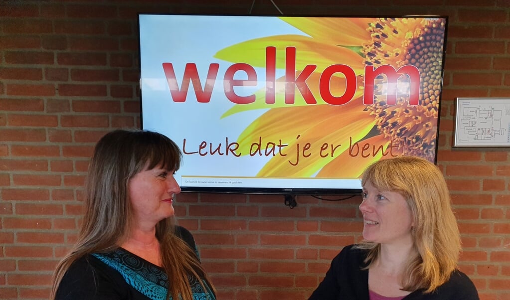 De eerste samenwerking tussen Markt Samen Leuke Dingen Doen en Repair Café is een feit: Wilma van Poelgeest (Mens) en Sofie Bakker.
