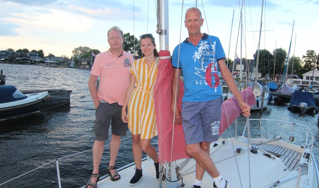V.l.n.r. Edwin Plug, Natasha de Wit en Frans de Wit op de boot van Natasha: De inschrijving staat open voor kajuit- en open zeilboten.