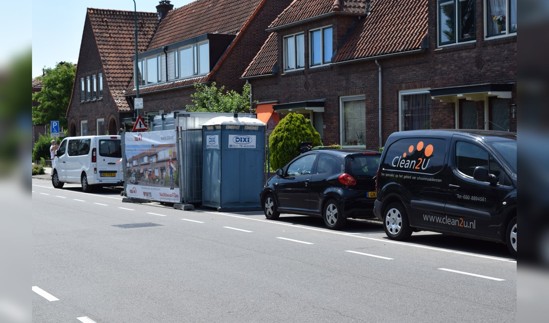 Er wordt druk gewerkt bij de 28 huurwoningen aan de Hessenweg in De Bilt tijdens de ingrijpende opknapbeurt. [foto Walter Eijndhoven]