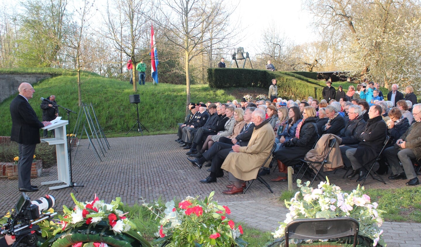 In 2013 was Mobach zelf spreker bij de herdenkingsbijeenkomst bij Fort De Bilt: ‘Herdenken is een moment van bezinning‘.In 2013 was Mobach zelf spreker bij de herdenkingsbijeenkomst bij Fort De Bilt: ‘Herdenken is een moment van bezinning‘.