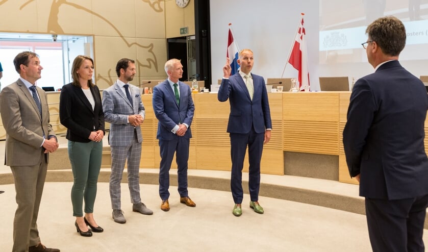 Nieuwe college van Gedeputeerde Staten van Utrecht geïnstalleerd. V.l.n.r. Rob van Muilekom, Hanke Bruins Slot, Arne Schaddelee, Robert Strijk en Huib van Essen (Foto Provincie Utrecht)