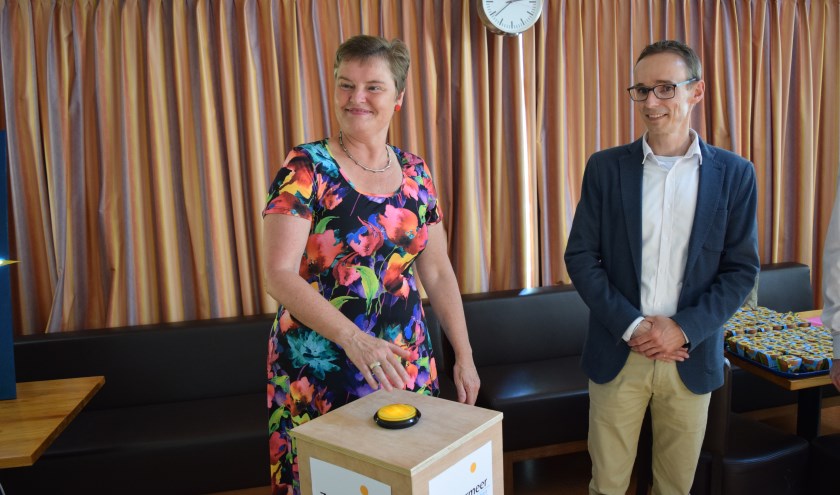 Met een druk op de knop door wethouder Brommersma springt de verlichting aan.