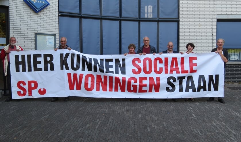 Voor het gemeentehuis demonstreerde de SP voor meer woningen.