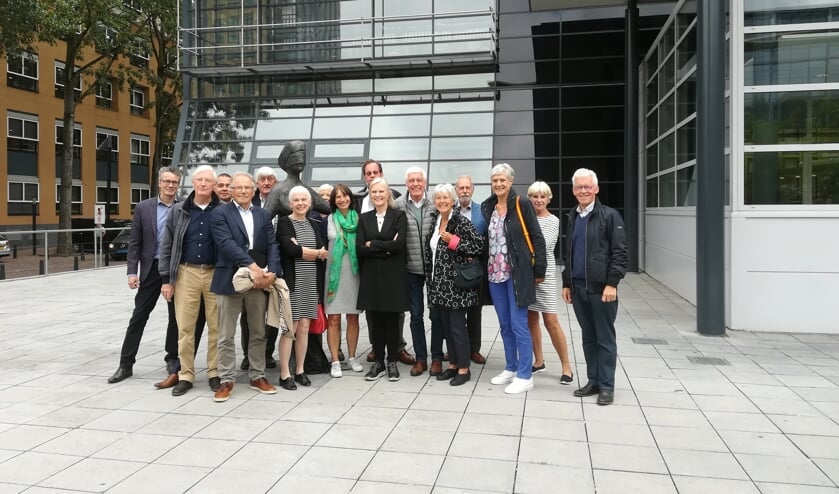 Een grote opkomst bij het beeld van Vrouwe Justitia op het plein voor de Rechtbank in Utrecht (foto HVB).