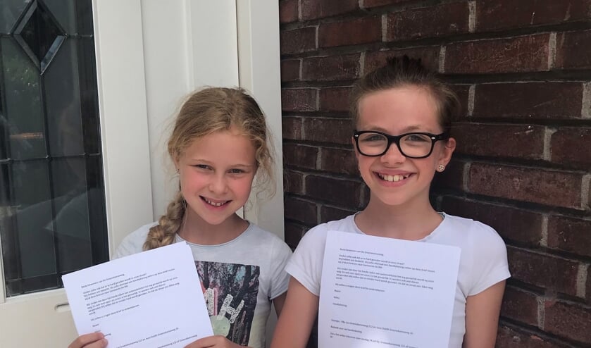Juno en Yfke voeren actie in de buurt.