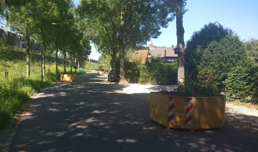 Inmiddels (foto 28 juni) zijn de bakken verplaatst en gereduceerd tot 3 stuks.