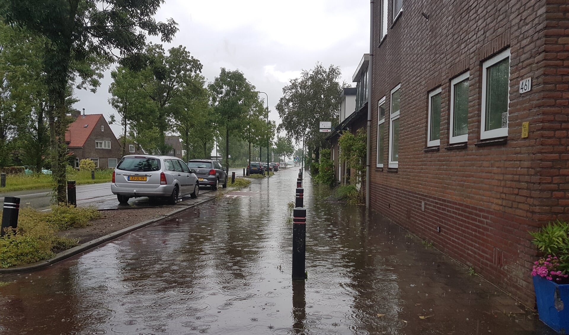 Ook in Groenekan (voor het kantoor van De Vierklank) had de overvloedige regen moeite met verdwijnen.