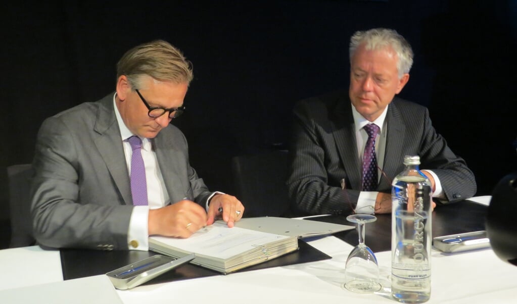 Onder toeziend oog van Leen Verbeek ondertekende Pieter van Maaren op 3 juli 2012 de aanstellingsdocumenten voor het burgemeesterschap van Urk