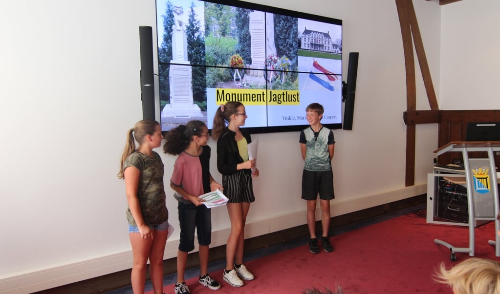 Leerlingen houden een presentatie over het oorlogsmonument, de 4 mei-herdenking en wat zij van de oorlog weten.