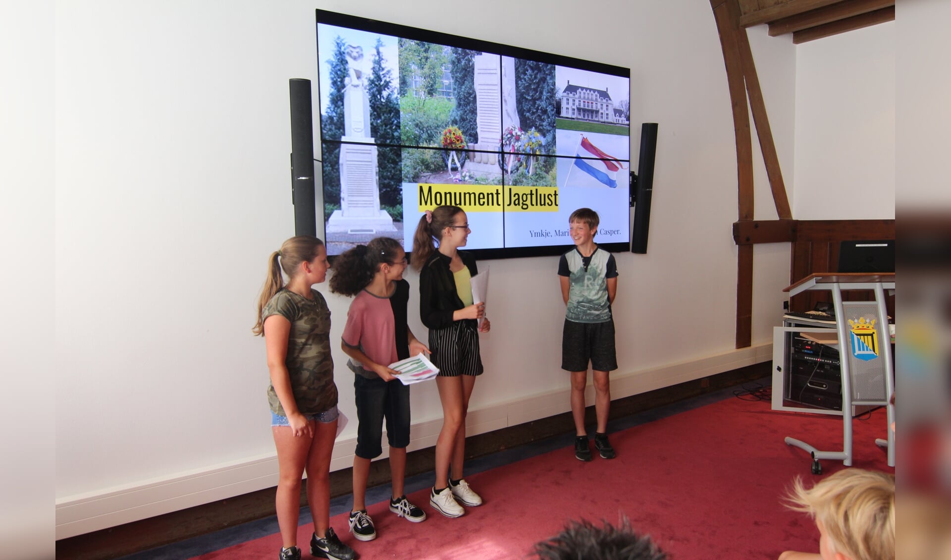 Leerlingen houden een presentatie over het oorlogsmonument, de 4 mei-herdenking en wat zij van de oorlog weten.
