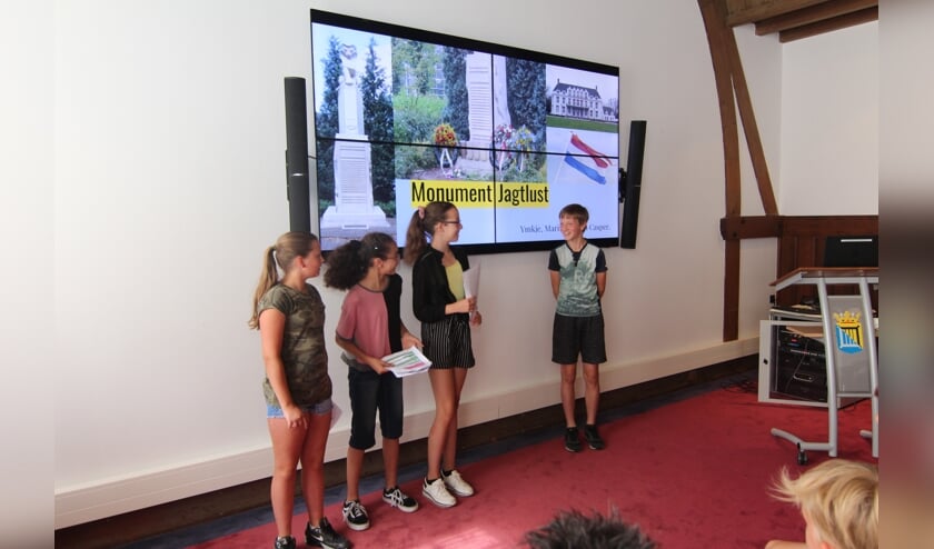 Leerlingen houden een presentatie over het oorlogsmonument, de 4 mei-herdenking en wat zij van de oorlog weten.