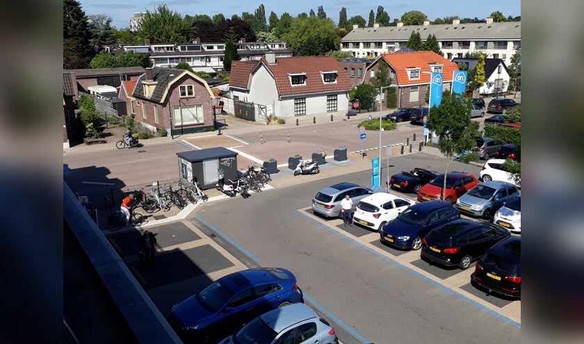 De witte geribbelde tegels behoren visueel beperkten een vrije doorgang te verschaffen en zijn niet bedoelt als parkeerplaats.
