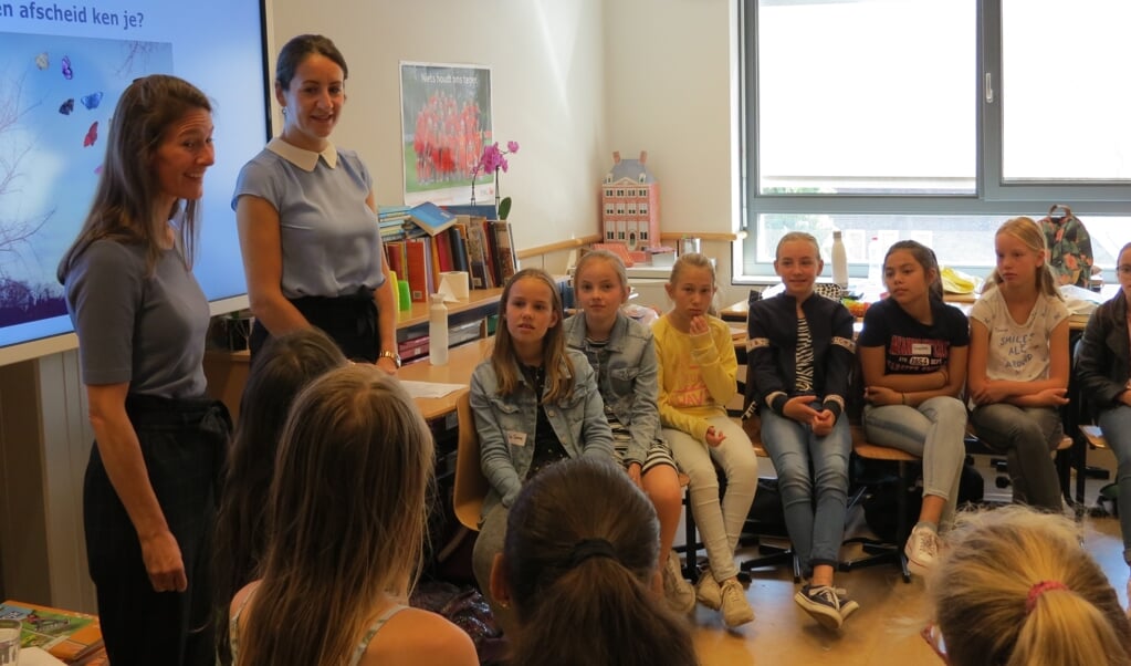 Sanne en Nadia krijgen best veel vragen over een uitvaart.