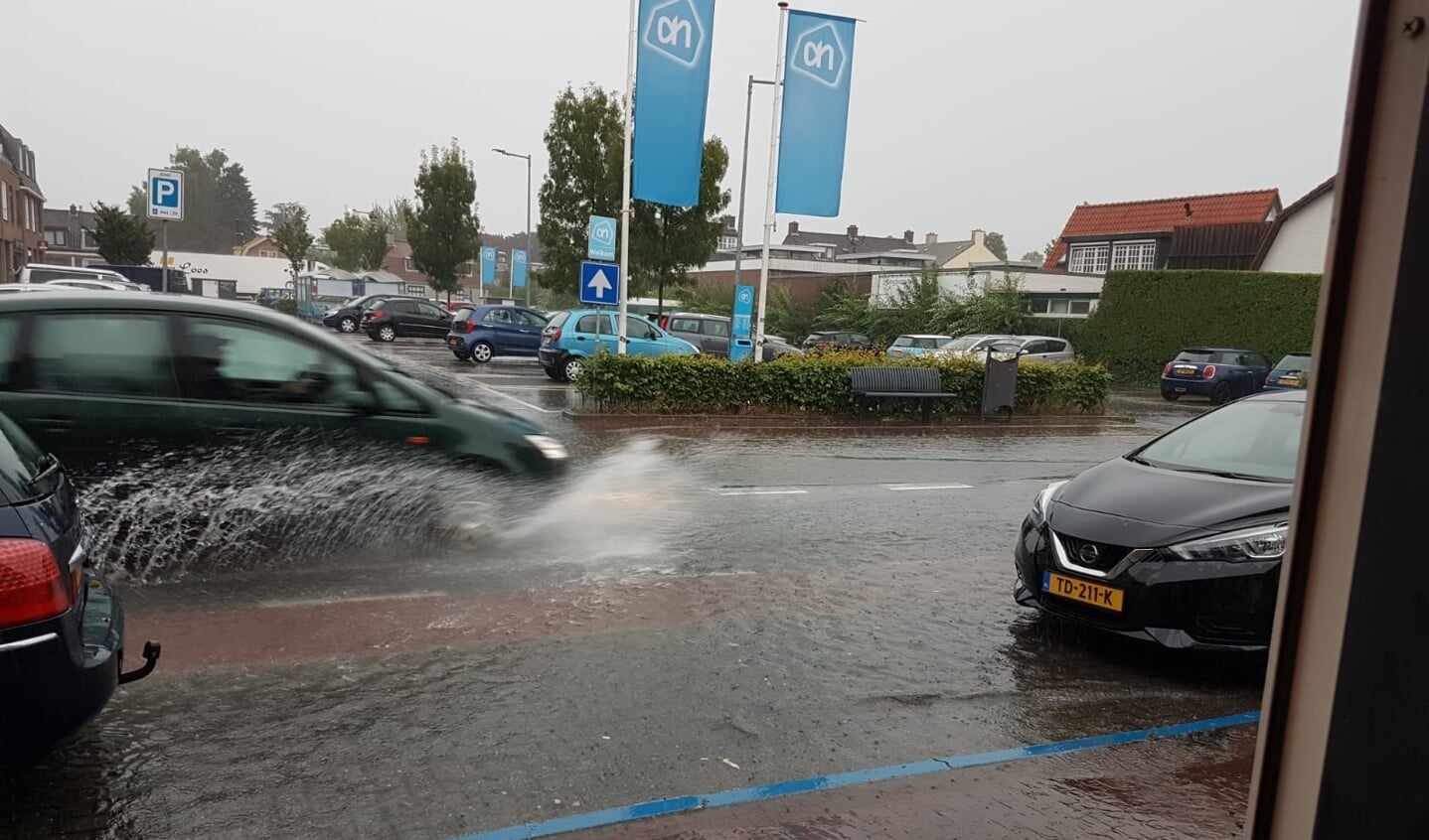 Naast een filmpje maakte schoenmaker Gijsbert van der Meyden (Looydijk) deze foto van de vele regen die zo kort en hevig moest worden verwerkt. 