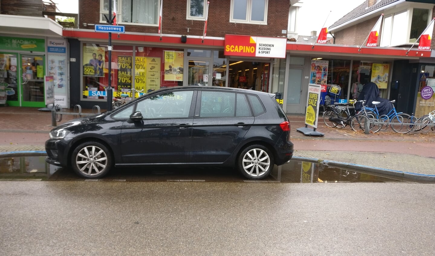 Parkeerplaatsen op de Hessenweg staan lang nadat het geregend heeft nog onder water omdat de afvoer niet goed werkt.