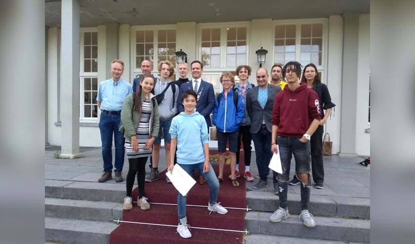 Leerlingen Keenschool staan met hun rapport bij burgemeesters Potters op de stoep.