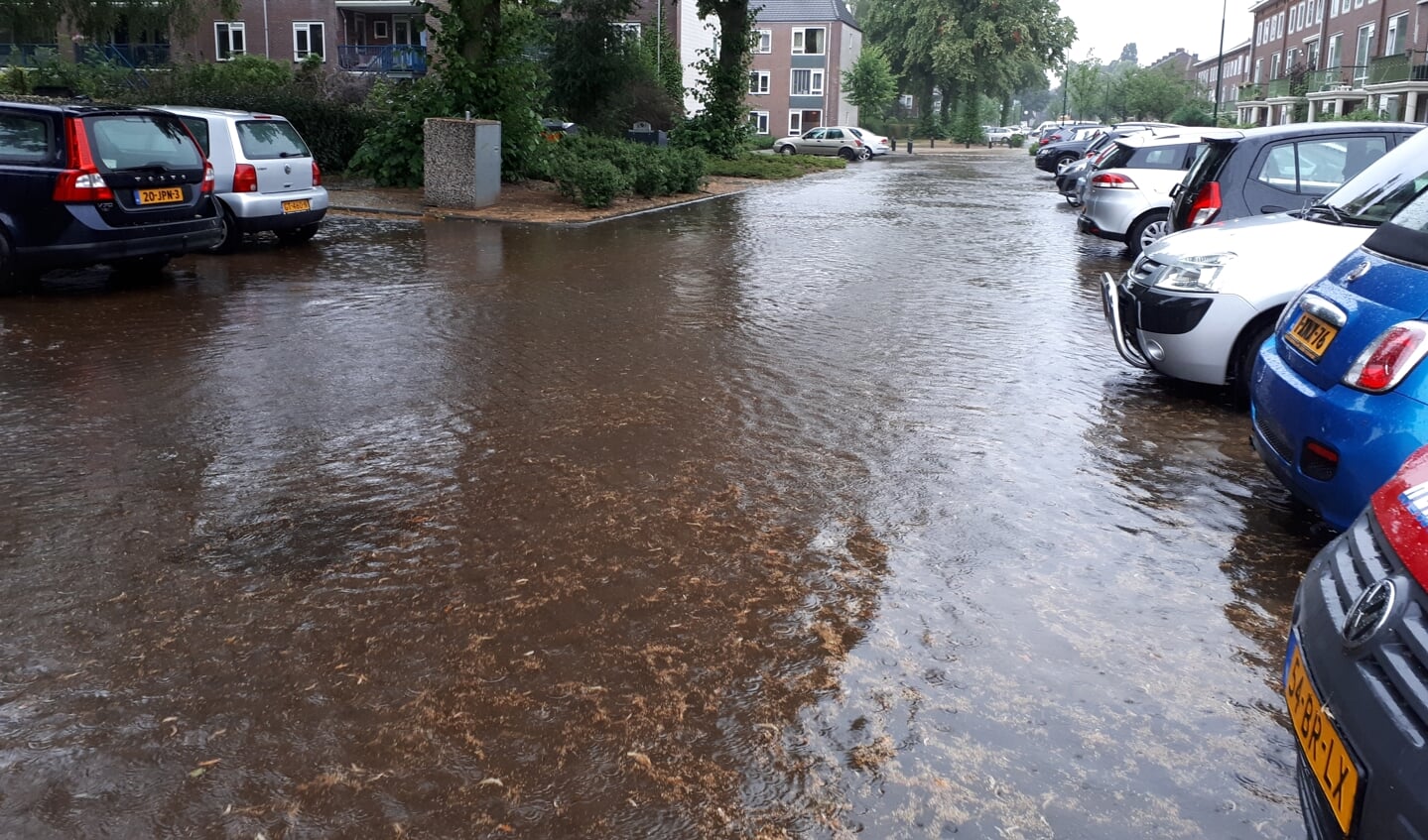 Plutolaan in Bilthoven veranderd in zwembad. (foto Janny Smits) 