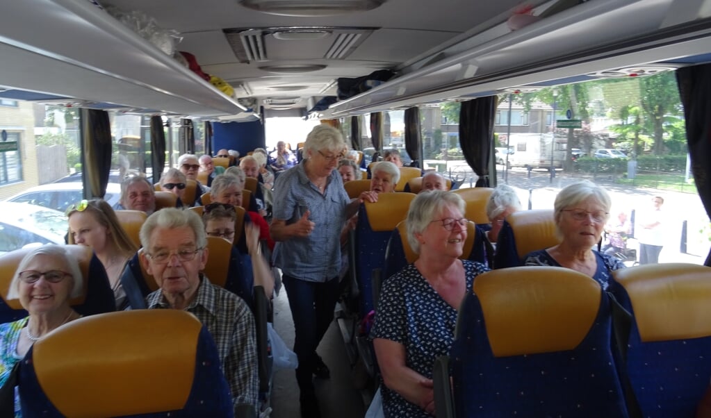 Als alle deelnemers aan de vakantieweek een plekje gevonden hebben kan de bus vertrekken naar De Rijp.