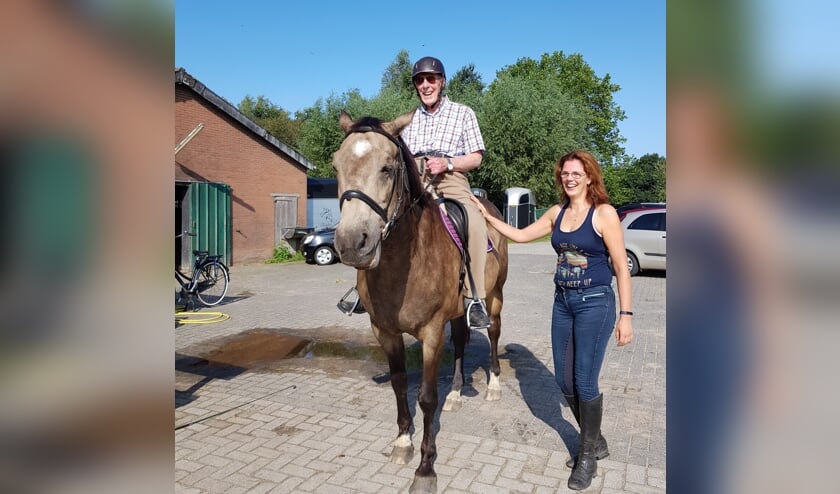 Ter ere van zijn 100ste verjaardag zat Marten Mobach weer te paard.