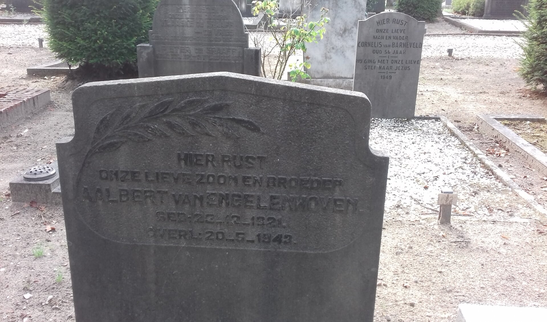 De oorlogsgraven stichting vermeldt hierover: Achternaam Engelenhoven, van | Voornamen Aalbert | Geboren 23-12-1921 | Overleden 20-05-1943.