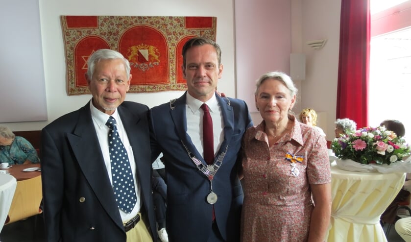 Rick en de geridderde Tiny Middleton met de burgemeester.