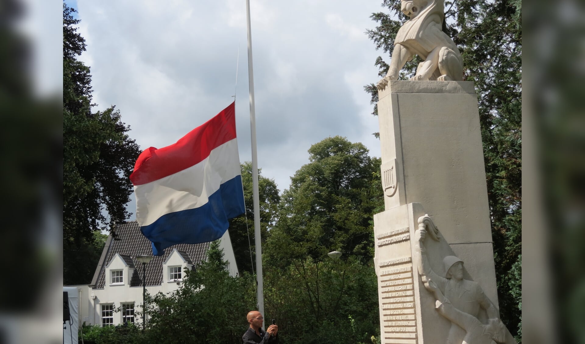 Bij aanvang van de herdenking hangt de Nederlandse driekleur halfstok.