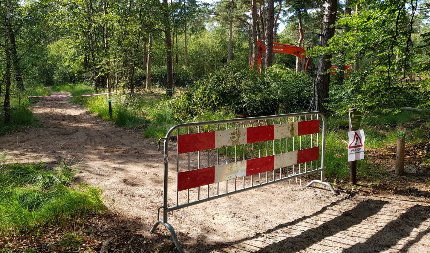 Een tijdelijk afgesloten ruiterroute. (foto Lex van Boetzelaer