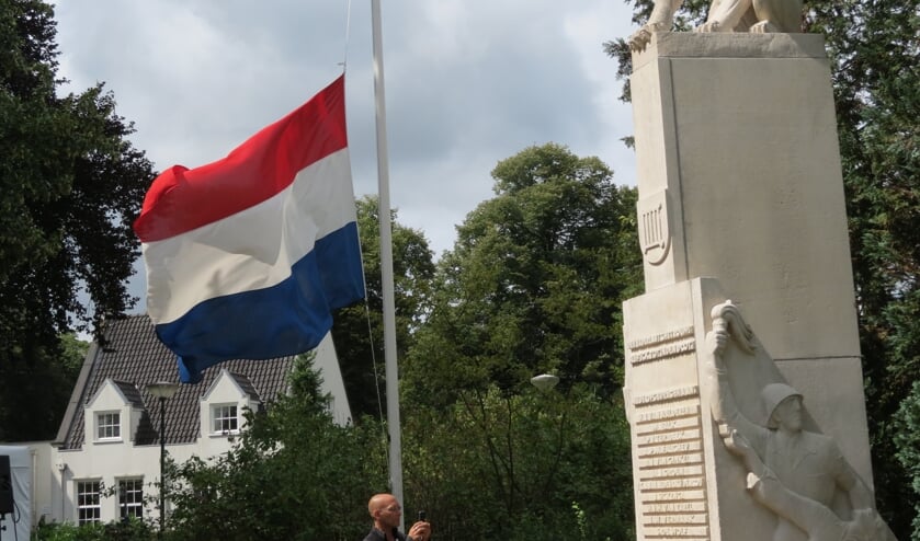 Bij aanvang van de herdenking hangt de Nederlandse driekleur halfstok