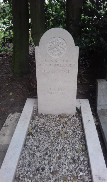 Gedenksteen voor Johannes van der Tol (5 maart 1924 - 14 januari 1945) op de begraafplaats te Westbroek