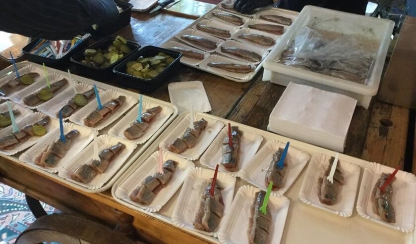 Haringhapjes voor bewoners van de Schutsmantel.