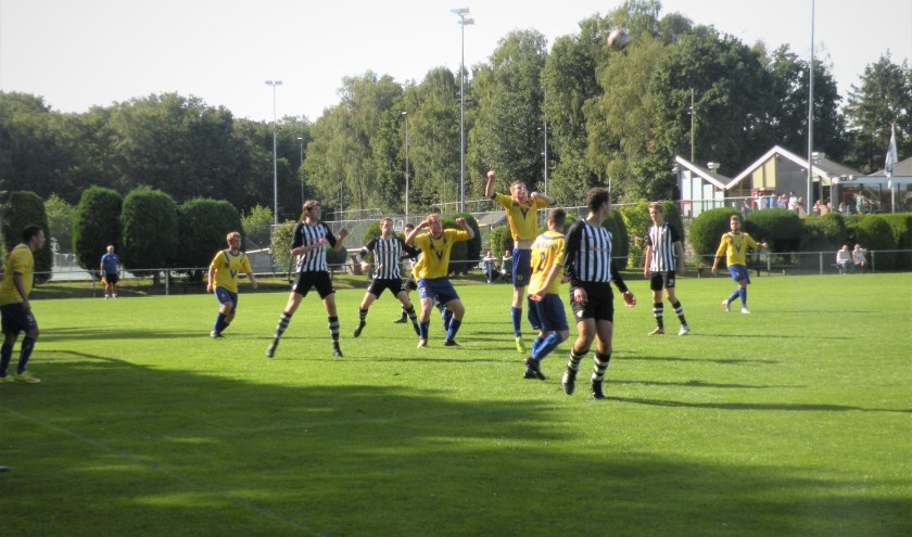 SVM wordt door Laren uit de beker gewerkt. (foto Hans Nauta)
