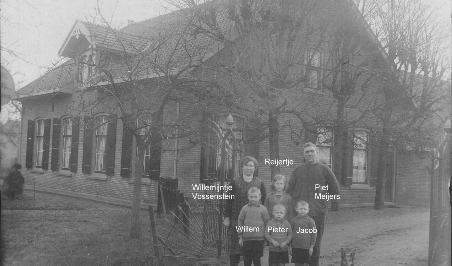 Piet Meijers met vrouw en kinderen voor hun boerderij Rustoord aan de Dorpsweg 2.