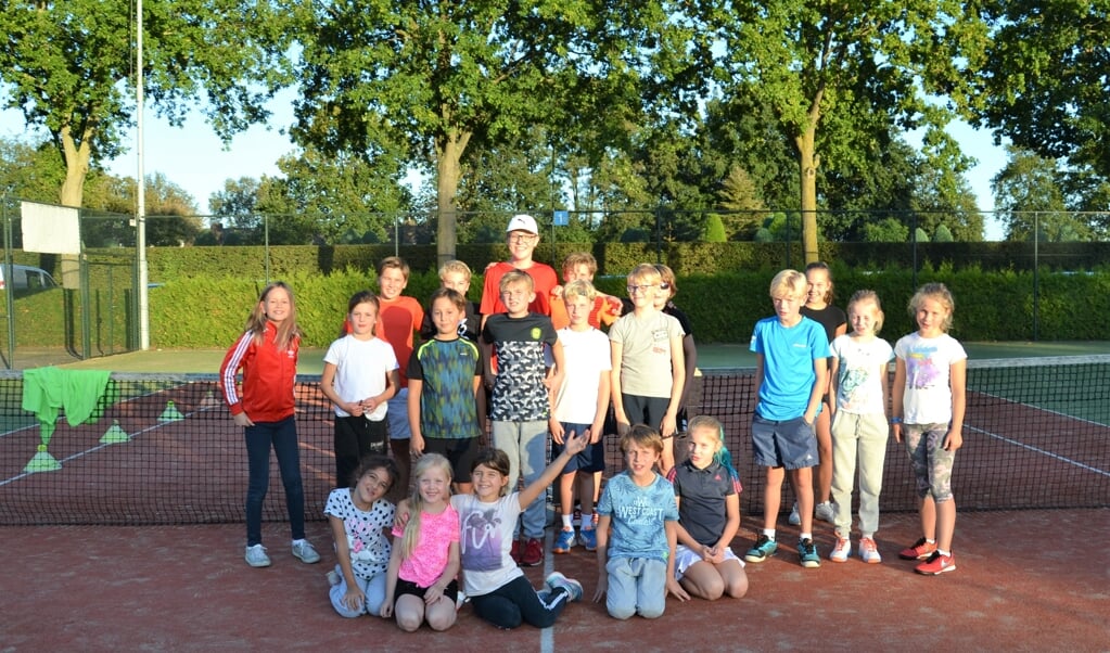 Jeugdspelers uit 8 tennisverenigingen vinden elkaar op de velden van Tautenburg.
