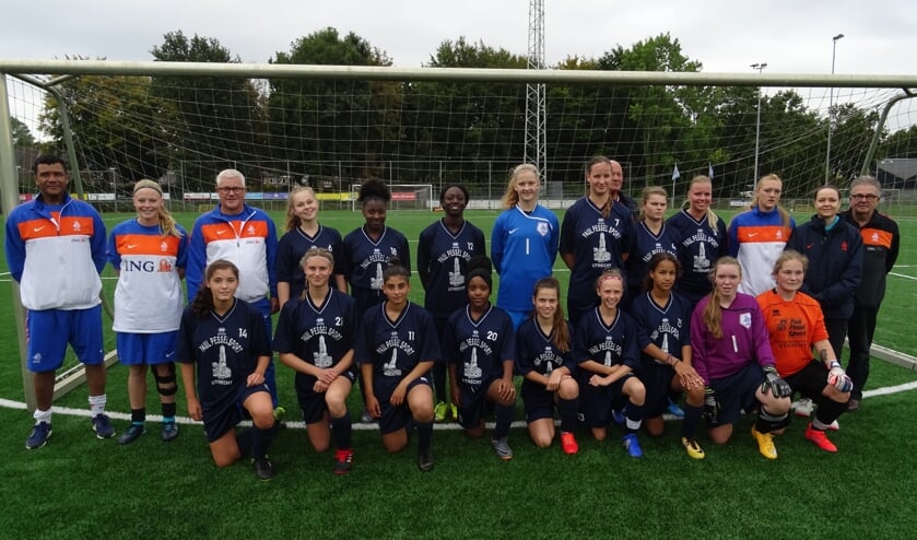 De voltallige selectie van de Oranje Powergirls met technische staf voor aanvang van de training voorafgaand aan het oefenduel.