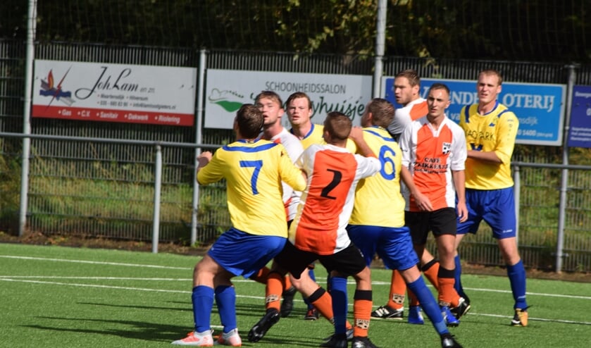 Tweemaal vier spelers - van beide verenigingen - kwijten zich van hun taak. (foto Nanne de Vries)