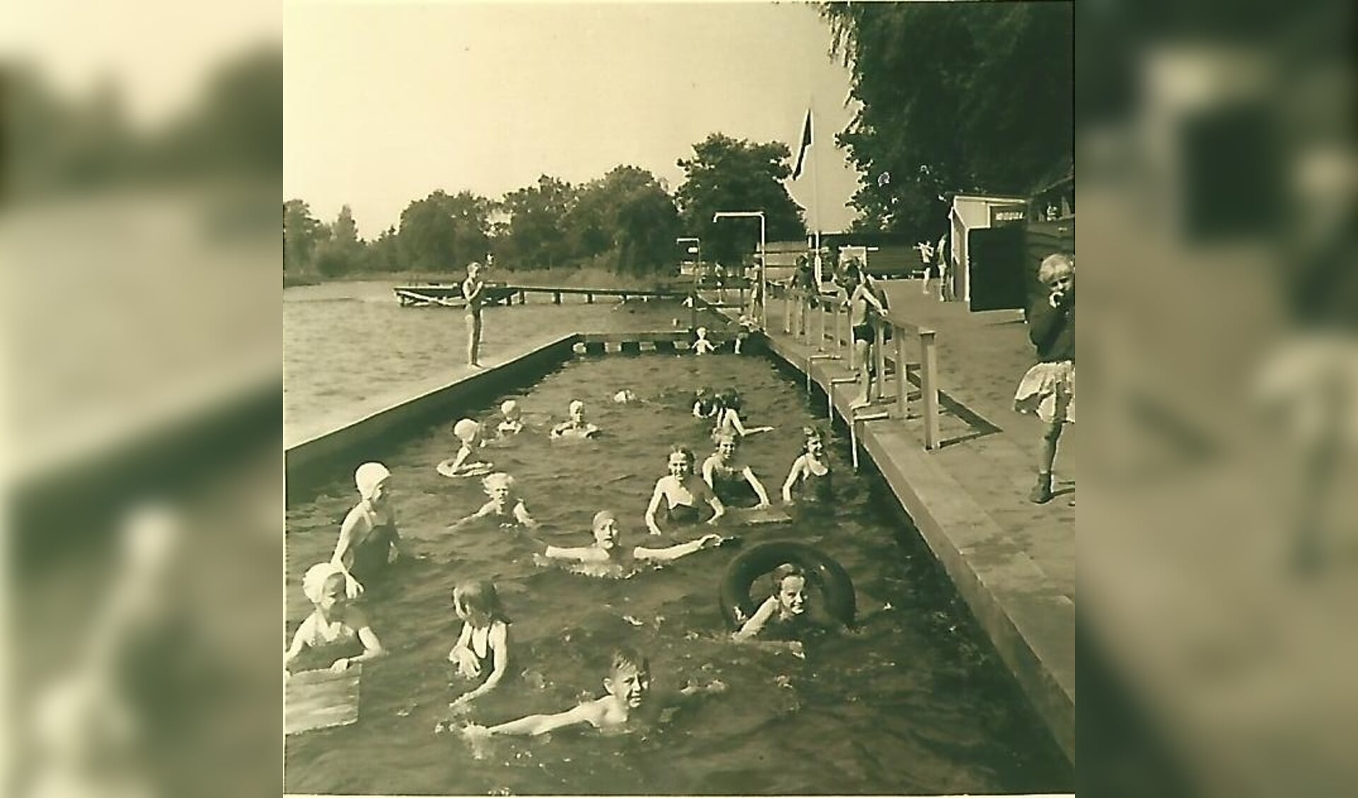 Foto van Koos Kolenbrander: ‘Zwembad de Kikker voor de renovatie tot wedstrijd-bad 1958’