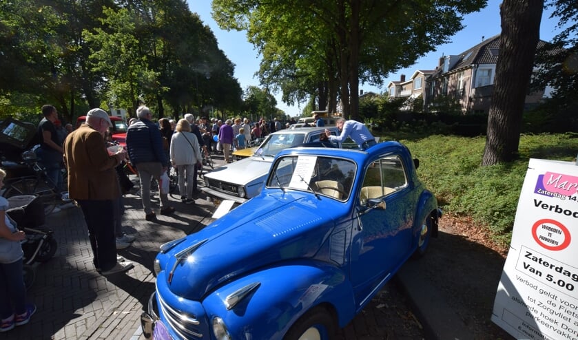 Veel belangstelling voor de oude auto's.